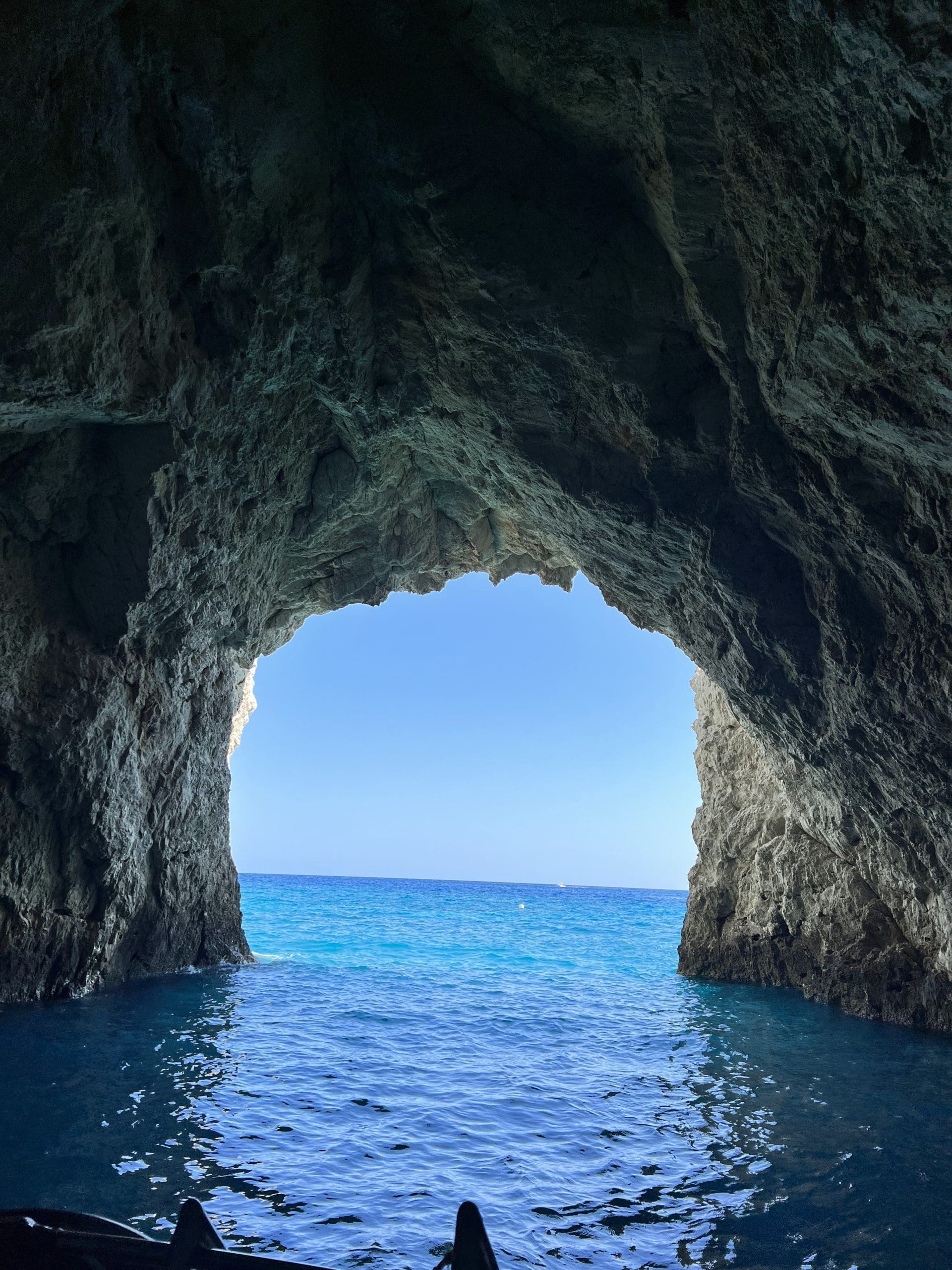Uitzicht door de beroemde blauwe grotten van Zakynthos, een venster op het serene blauwe water.